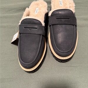 TOMS Men's Black Nubuck Fur-Lined Slip-On Loafers